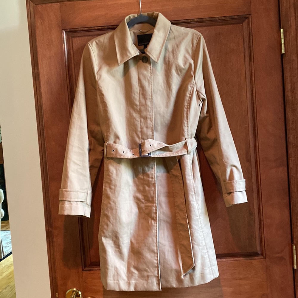 Beautiful rich toned camel trench that’s perfectly on trend. Like new.